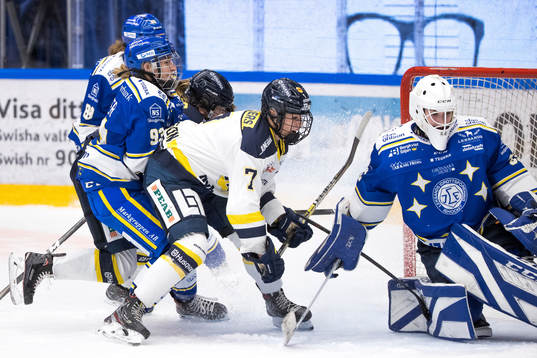s Thea Johansson oroar framför Leksands Sarah Foster och