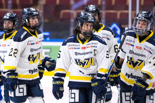 s Danielle Stone jublar med Kennedy Marchment och Sidney