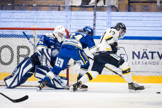 Leksands målvakt Amanda Johansson och Ida Karlsson och