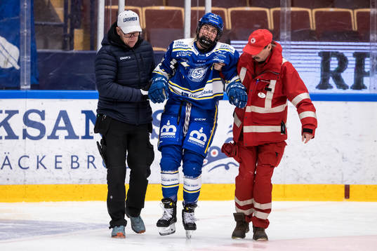 Leksands Dominique Rüegg skadad och  får hjälp av isen