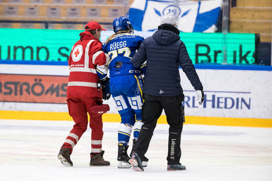 Leksands Dominique Rüegg skadad och  får hjälp av isen