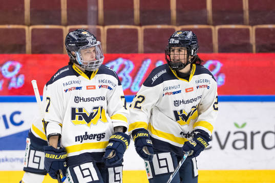 s Kennedy Marchment och Danielle Stone jublar
