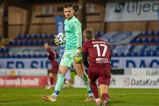 Värnamos målvakt Filip Eriksson i samtal med Landskronas