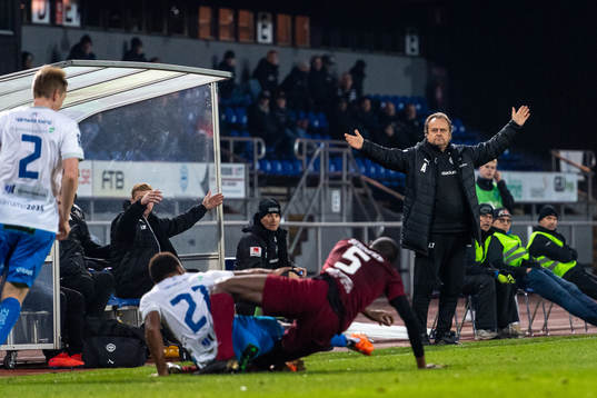Värnamos tränare Jonas Thern reagerar