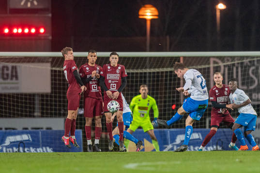 En frispark från Värnamos Robin Dzabic som täcks av