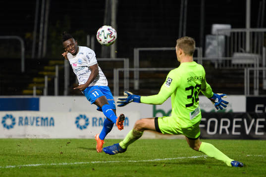 Värnamos Michael Kargbo och Landskronas målvakt Philip