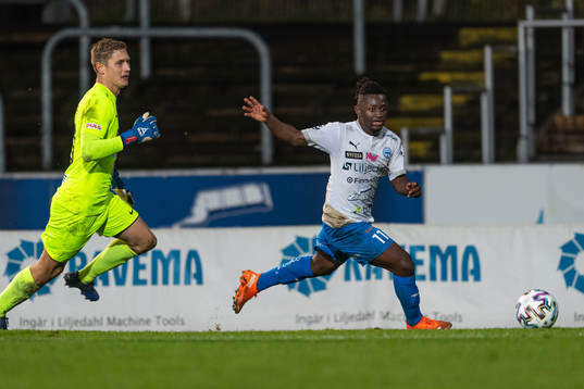 Värnamos Michael Kargbo jagas av Landskronas målvakt
