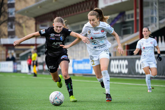 Växjös Emelie Henriksen och Rosengårds Fiona Brown