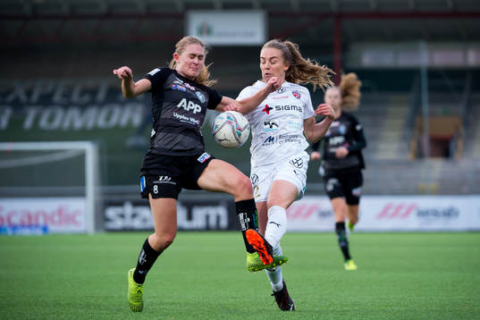 Växjös Emelie Henriksen och Rosengårds Fiona Brown