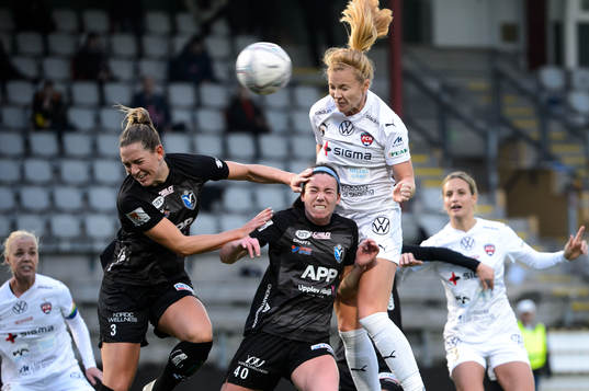 Rosengårds Glodis Perla Viggosdottir i en luftduell med