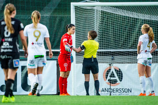 Rosengårds målvakt Zecira Musovic är upprörd på domaren