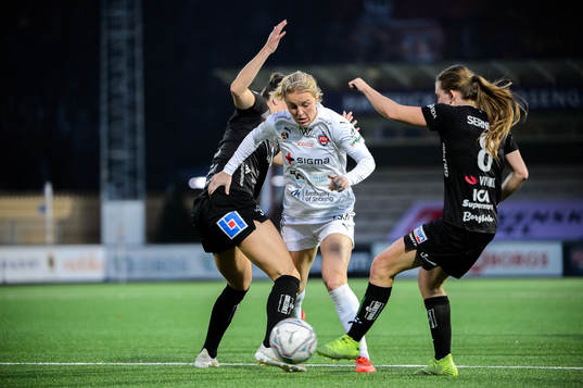 Rosengårds Mimmi Larsson i en kamp mot Växjös Jennie