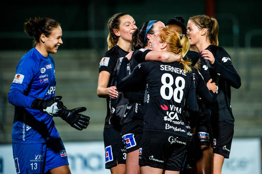 Växjös målvakt Katlynn Fraine och Tilde Johansson