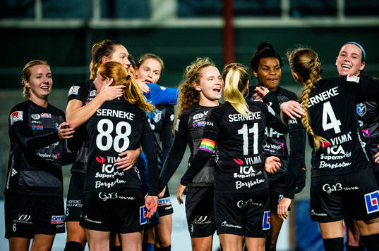Växjös Signe Holt Andersen i mitten jublar med