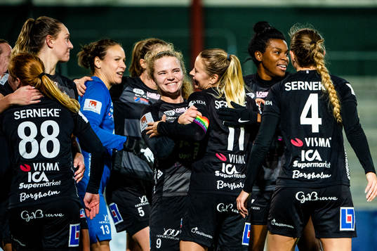Växjös Signe Holt Andersen och Emmi Alanen i mitten