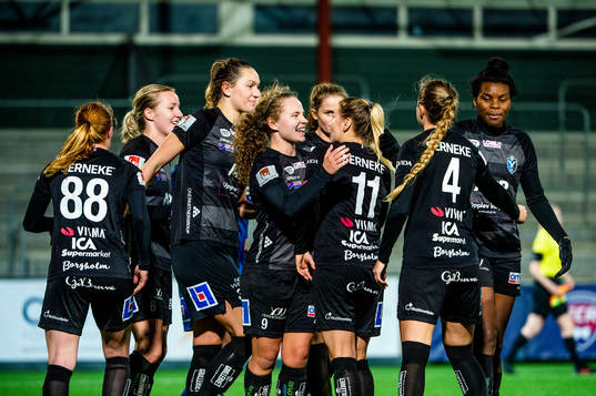 Växjös Signe Holt Andersen och Emmi Alanen i mitten