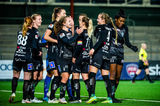 Växjös Signe Holt Andersen och Emmi Alanen i mitten