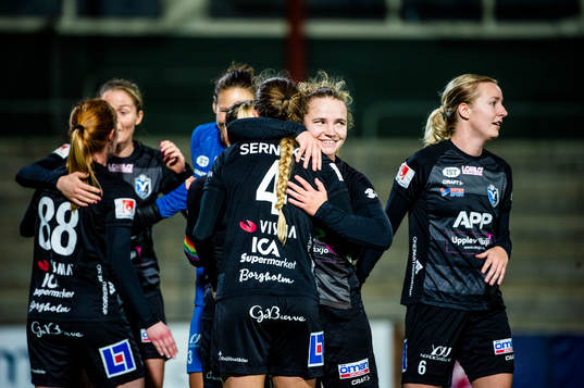 Växjös Signe Holt Andersen och Ria Öling i mitten jublar