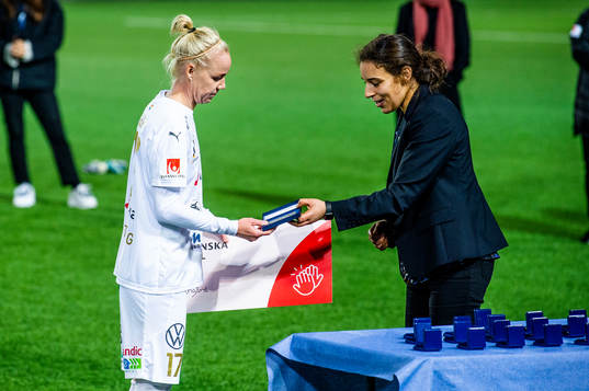 Rosengårds Caroline Seger tar emot silvret av