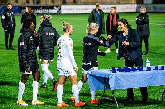 Rosengårds spelare tar emot silvret av fotbollsförbundets