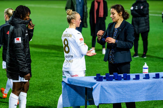 Rosengårds Hanna Bennison tar emot silvret av