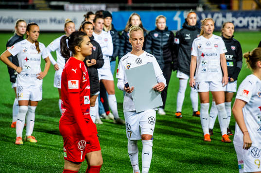 Rosengårds Caroline Seger i mitten deppar med lagkamraterna