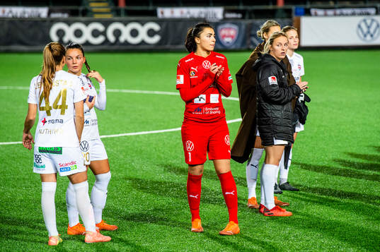 Rosengårds målvakt Zecira Musovic i mitten deppar med