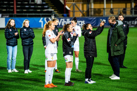 Rosengårds spelare deppar med lagkamraterna