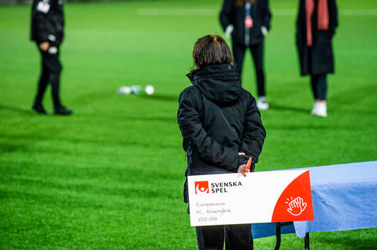 Rosengårds får ta emot en check med Europabonus från