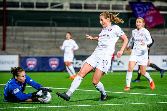 Rosengårds Anna Anvegård mot Växjös målvakt Katlynn