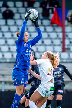 Växjös målvakt Katlynn Fraine mot Rosengårds Glodis