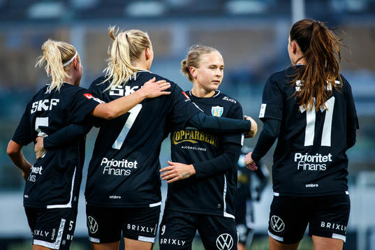 Göteborgs Stina Blackstenius jublar med Filippa Curmark