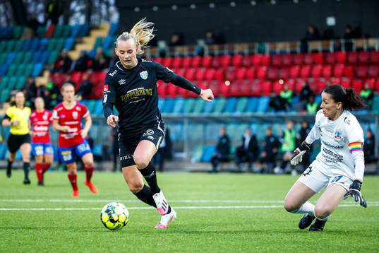 Göteborgs Stina Blackstenius gör 1-0 bakom Vittsjös