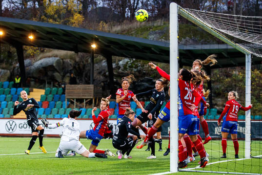 Göteborgs Filippa Curmark med en frispark i straffområdet