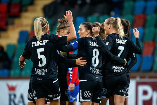 Göteborgs spelare jublar med Vilde Böe Risa