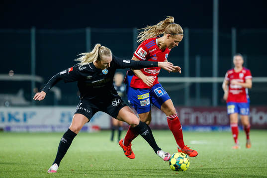 Göteborgs Stina Blackstenius och Vittsjös Nellie Persson