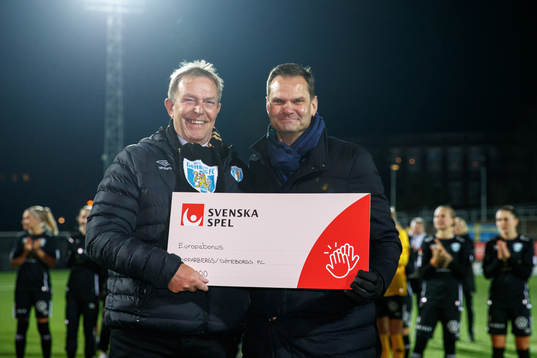 Patrik Hofbauer, VD Svenska Spel, delar ut en check