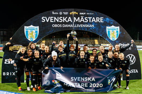 Göteborgs spelare jublar med Kronprinsessan Victorias pokal