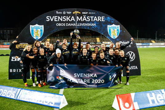 Göteborgs spelare jublar med Kronprinsessan Victorias pokal