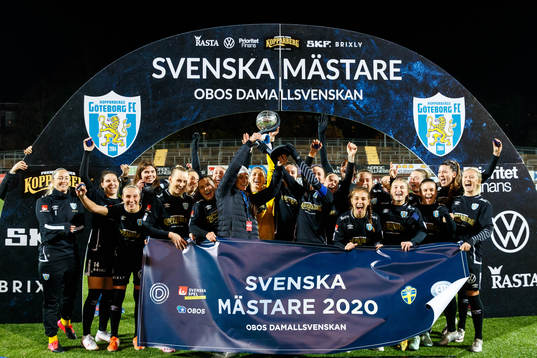 Göteborgs spelare jublar med Kronprinsessan Victorias pokal