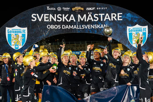 Göteborgs spelare jublar med Kronprinsessan Victorias pokal