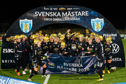 Göteborgs spelare jublar med Kronprinsessan Victorias pokal