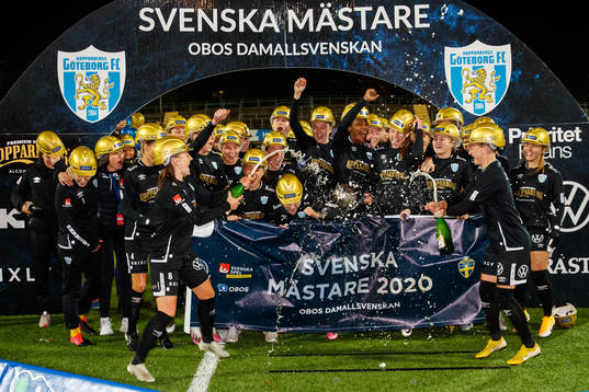 Göteborgs spelare jublar med Kronprinsessan Victorias pokal