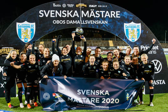 Göteborgs spelare jublar med Kronprinsessan Victorias pokal