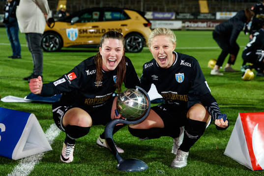 Göteborgs Pauline Hammarlund och Rebecka Blomqvist jublar