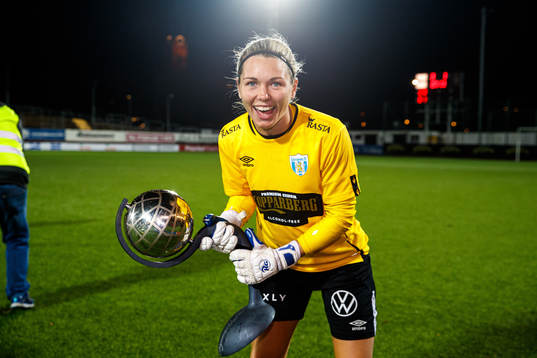 Göteborgs målvakt Jennifer Falk jublar med Kronprinsessan