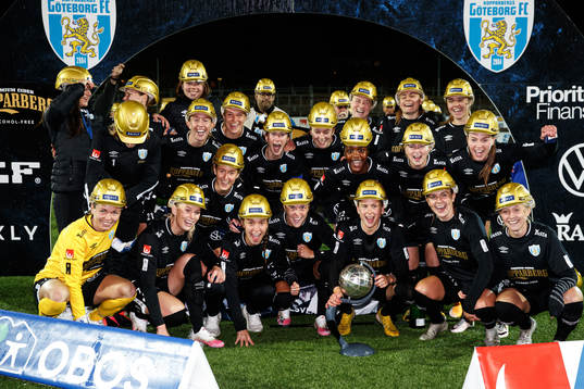 Göteborgs spelare jublar med Kronprinsessan Victorias pokal