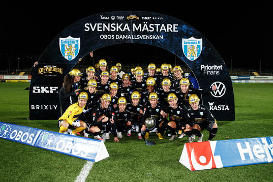 Göteborgs spelare jublar med Kronprinsessan Victorias pokal
