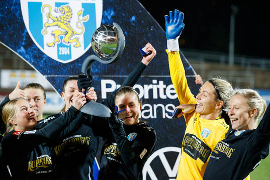 Göteborgs Hanna Andersson , målvakt Jennifer Falk  och