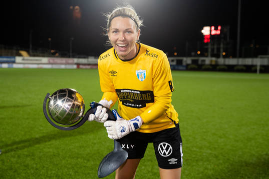 Göteborgs målvakt Jennifer Falk jublar med Kronprinsessan